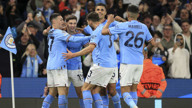 Julian Alvarez del Manchester City celebra después de anotar.